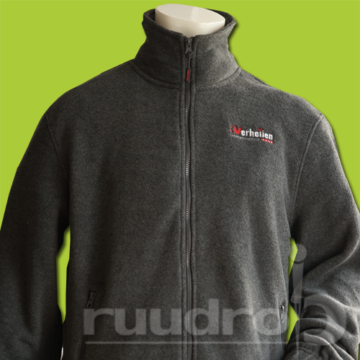 Grijs fleece vest geborduurd met logo van Roy Verheijen