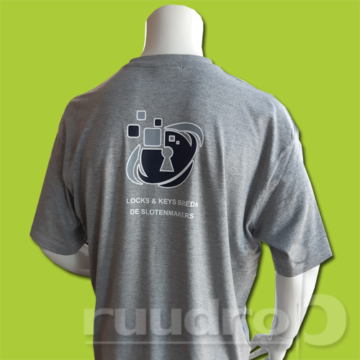 Gemailleerd grijs t-shirt bedrukt met het logo van Locks& Keys Breda
