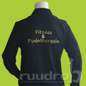 zwart poloshirt met lange mouw geborduurd met Fitness en fysiotherapie van ZuitNL