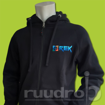 Zwart vest geborduurd met kleurrijk logo van Rek badkamerspecialist