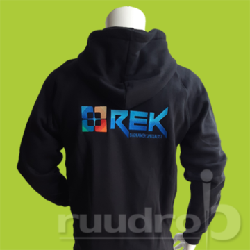 Zwarte hoody geborduurd met kleurrijk logo van Rek badkamerspecialist