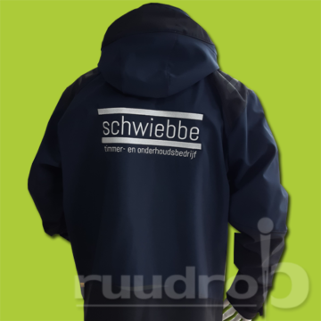 Blauwe winterjas met capuchon geborduurd met ruglogo van Schwiebbe timmer en onderhoudsbedrijf