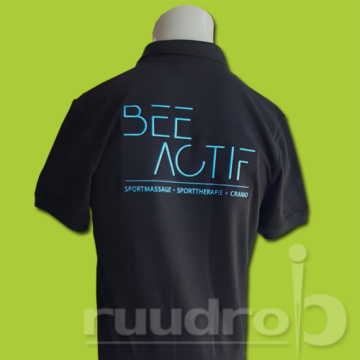 zwart poloshirt met het logo van BEE ACTIF