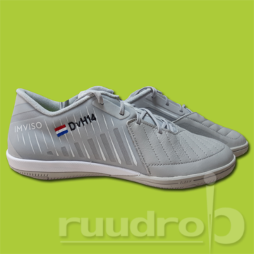 Grijze IMVISO sportschoenen geborduurd met nederlandse vlag en initialen