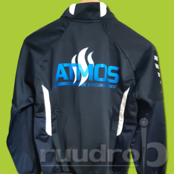 Blauwe trainingsjassen de rug bedrukt met Atmos enginering logo