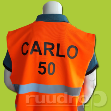 oranje veiligheidsvestje de rug bedrukt met de tekst carlo 50