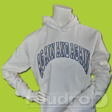 Witte hoody met een college logo van Again and Again geborduurd op de borst