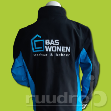 Zwarte softshell jas met blauw-zwarte mouwen geborduurd met ruglogo Bas Wonen