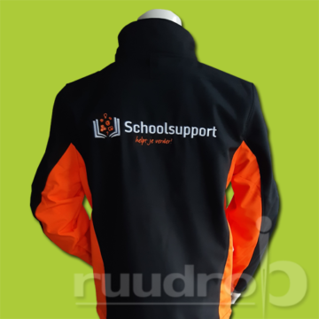 zwarte Softshell jas met een oranje streep in de mouwen met ruglogo van schoolsupport geborduurd