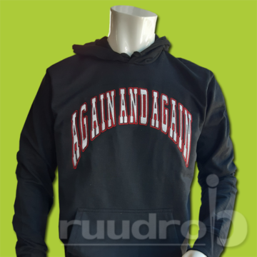 Zwarte hoody met een college logo van Again and Again geborduurd