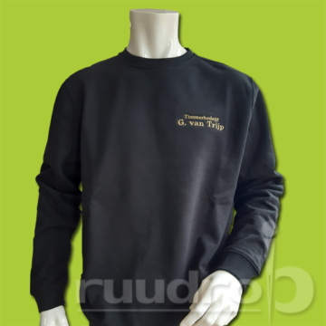 Zwarte sweater geborduurd met het logo van G. van Trijp timmerbedrijf