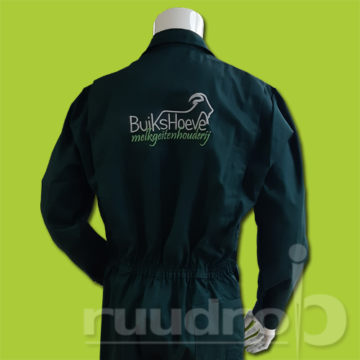Een groene overall met een logo van Buikshoeve melkgeitenhouderij op de rug geborduurd
