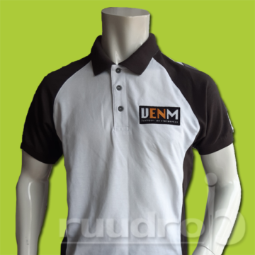 Wit met bruin polo shirt voor een schilder. Geborduurd met het borstlogo van VENM stuc en schilderwerken.