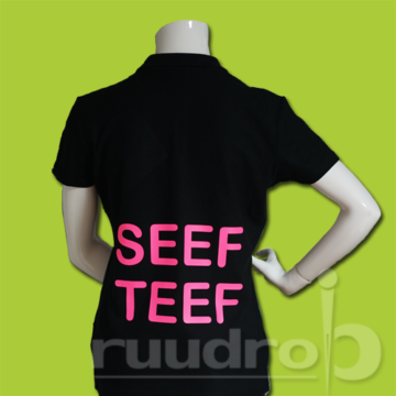 zwart t-shirt bedrukt met fluor roze letters met de tekst seef teef