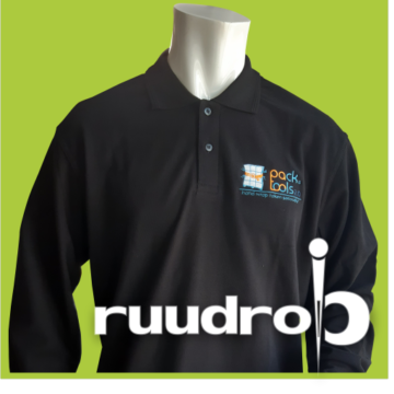 zwart poloshirt met lange mouwen op de linker borst geborduurd met het logo van pack tools 2.0