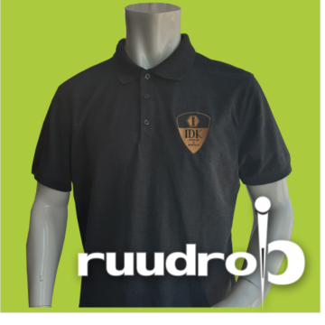 Grijs poloshirt met op de borst een geborduurd logo van IDK