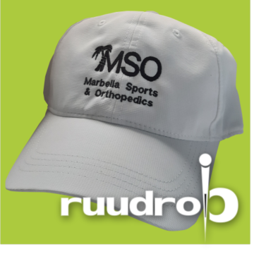 Witte zomer pet geborduurd met logo marbella sports en orthopedics