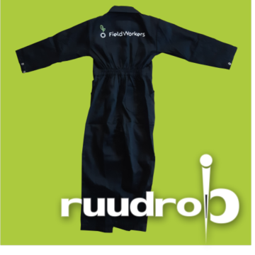 Zwart mini overall op de rug bedrukt met het logo van FieldWorkers